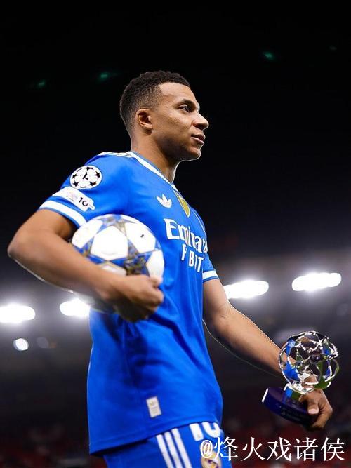 姆巴佩晒照展示全场MVP奖杯与比赛用球：团结